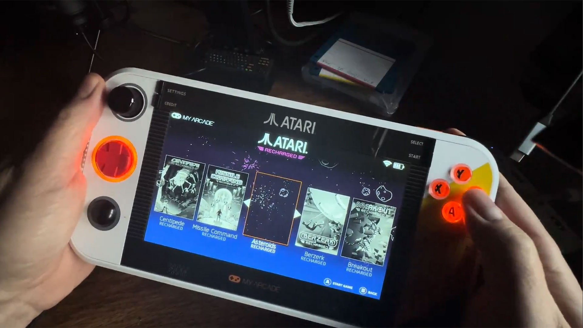 Обзор Atari Gamestation Go: более 200 классических игр Atari у вас в руках картинка Atari Gamestation Go: ретро-консоль с трекболом | DGL.RU