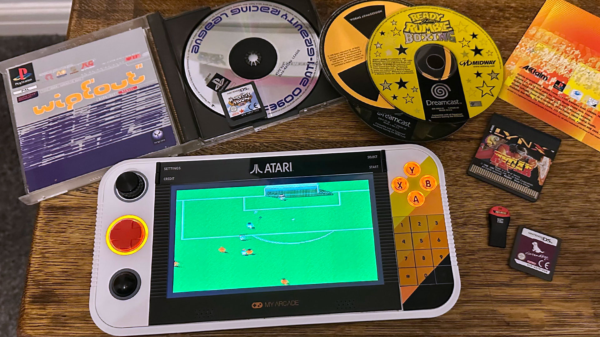 Обзор Atari Gamestation Go: более 200 классических игр Atari у вас в руках картинка Atari Gamestation Go: ретро-консоль с трекболом | DGL.RU