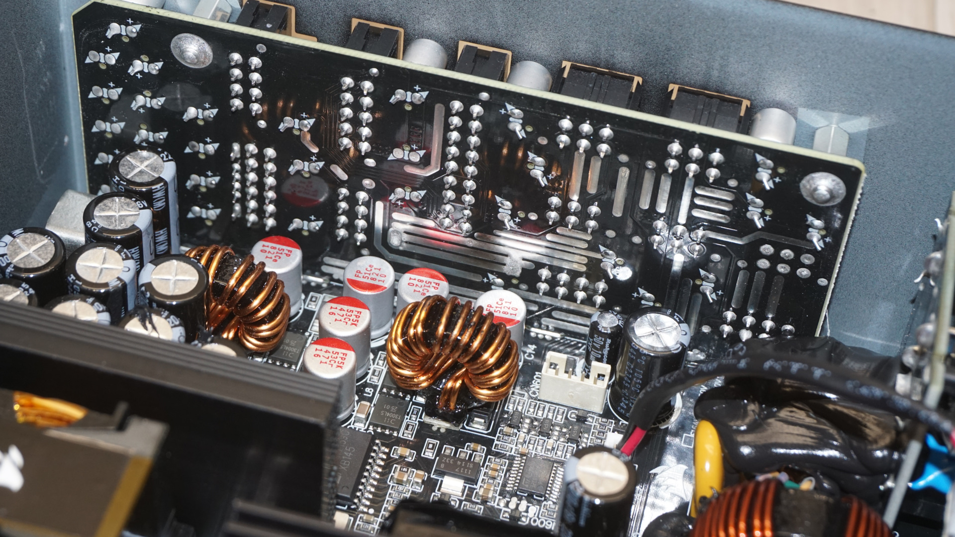 Блок питания Corsair RM850x SHIFT | DGL.RU