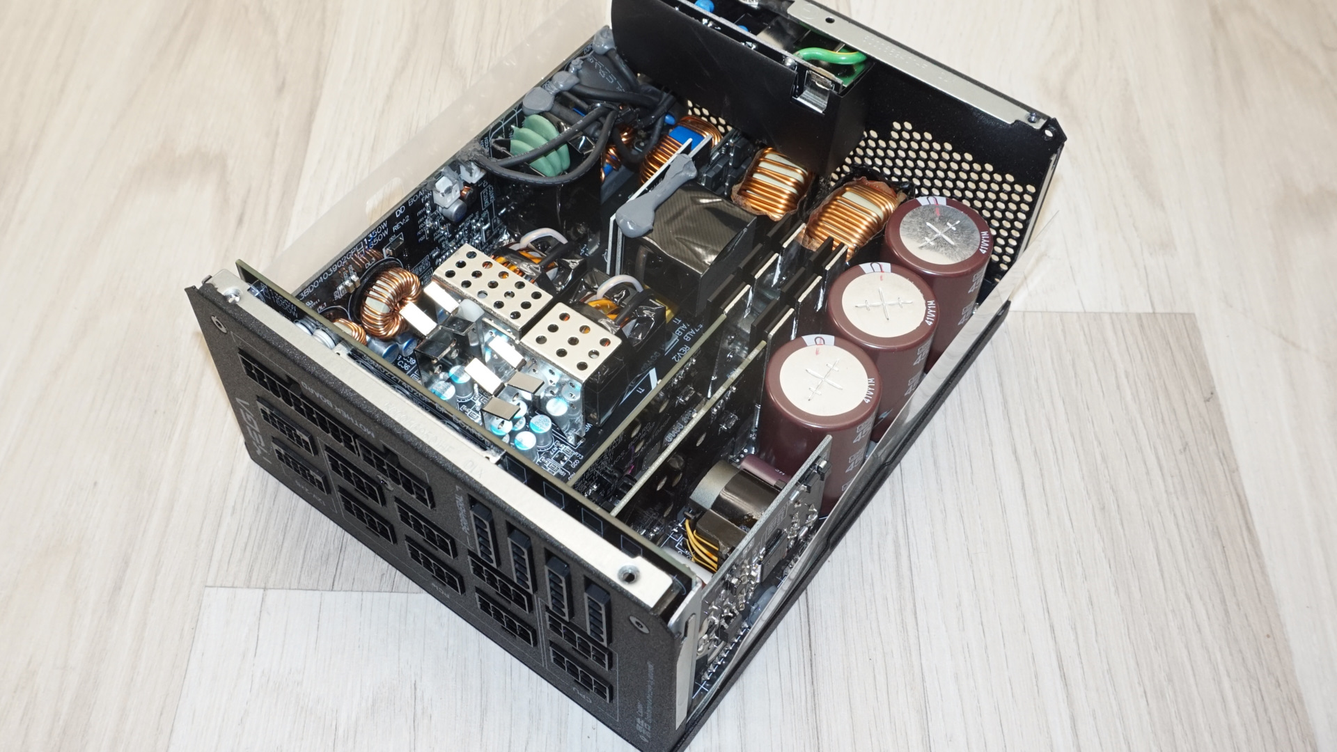 Обзор FSP MEGA TI 1650W Titanium: высокоэффективный блок питания картинка Блок питания FSP MEGA TI 1650W Titanium | DGL.RU