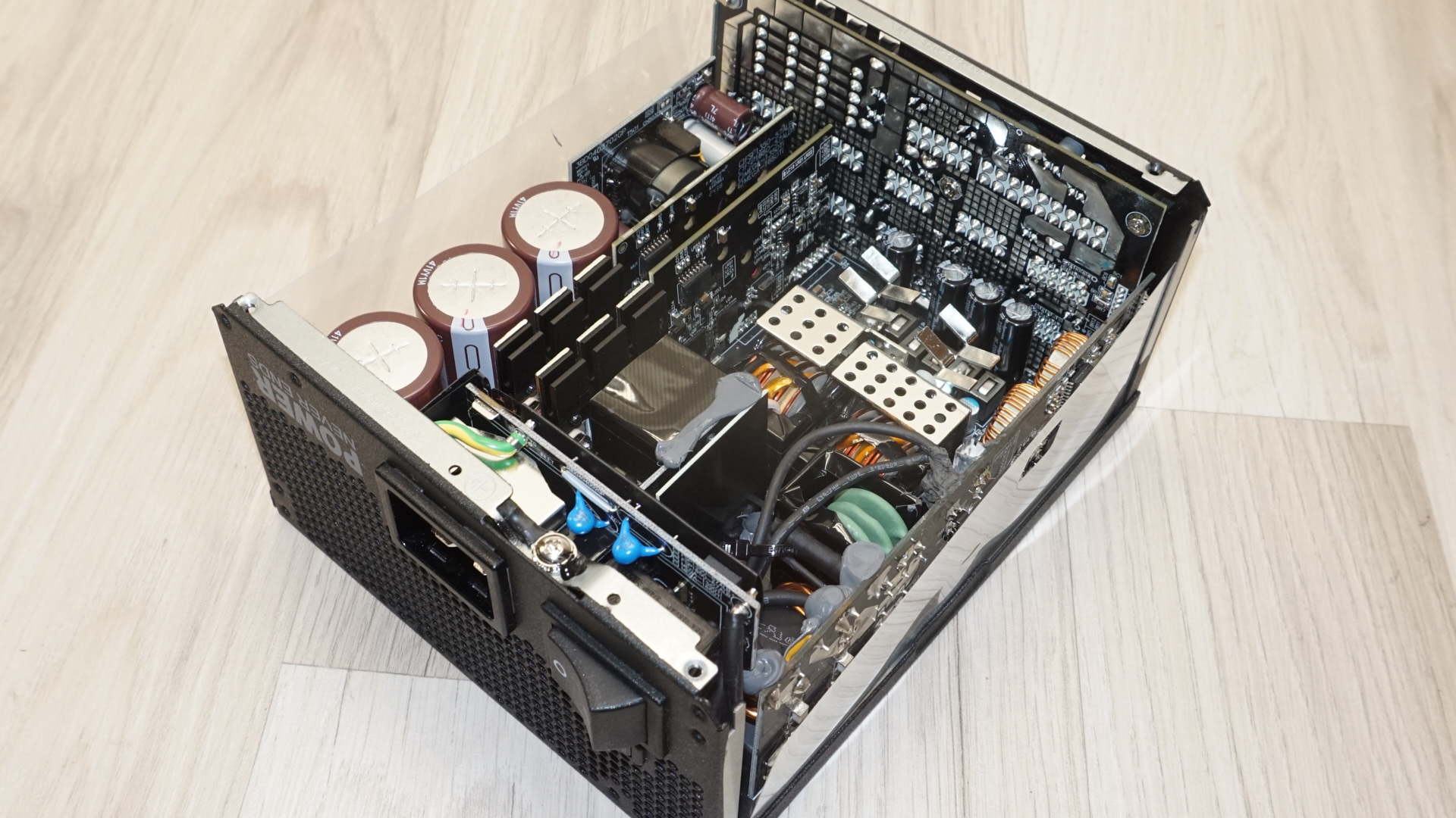 Обзор FSP MEGA TI 1650W Titanium: высокоэффективный блок питания картинка Блок питания FSP MEGA TI 1650W Titanium | DGL.RU