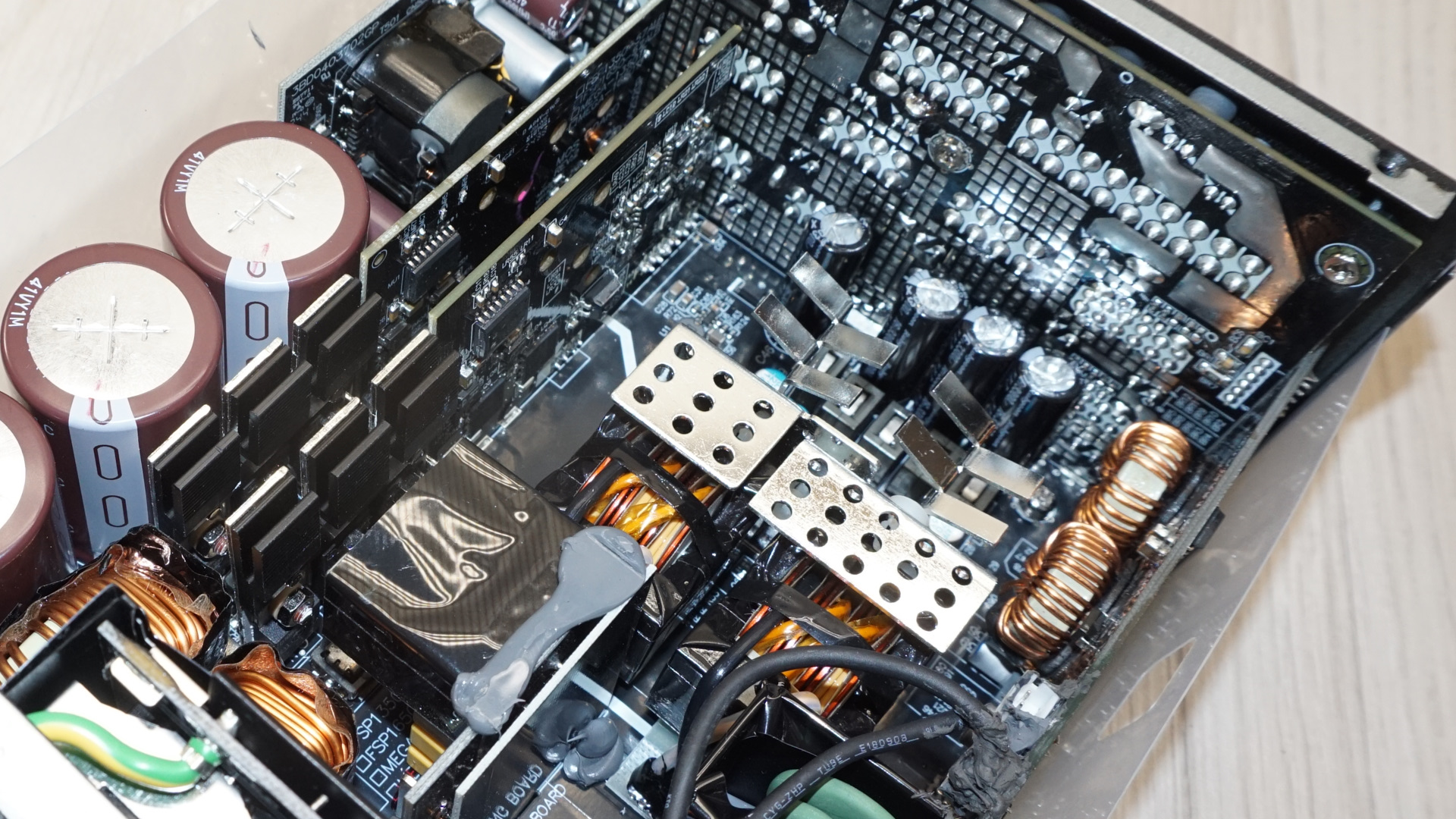 Обзор FSP MEGA TI 1650W Titanium: высокоэффективный блок питания картинка Блок питания FSP MEGA TI 1650W Titanium | DGL.RU