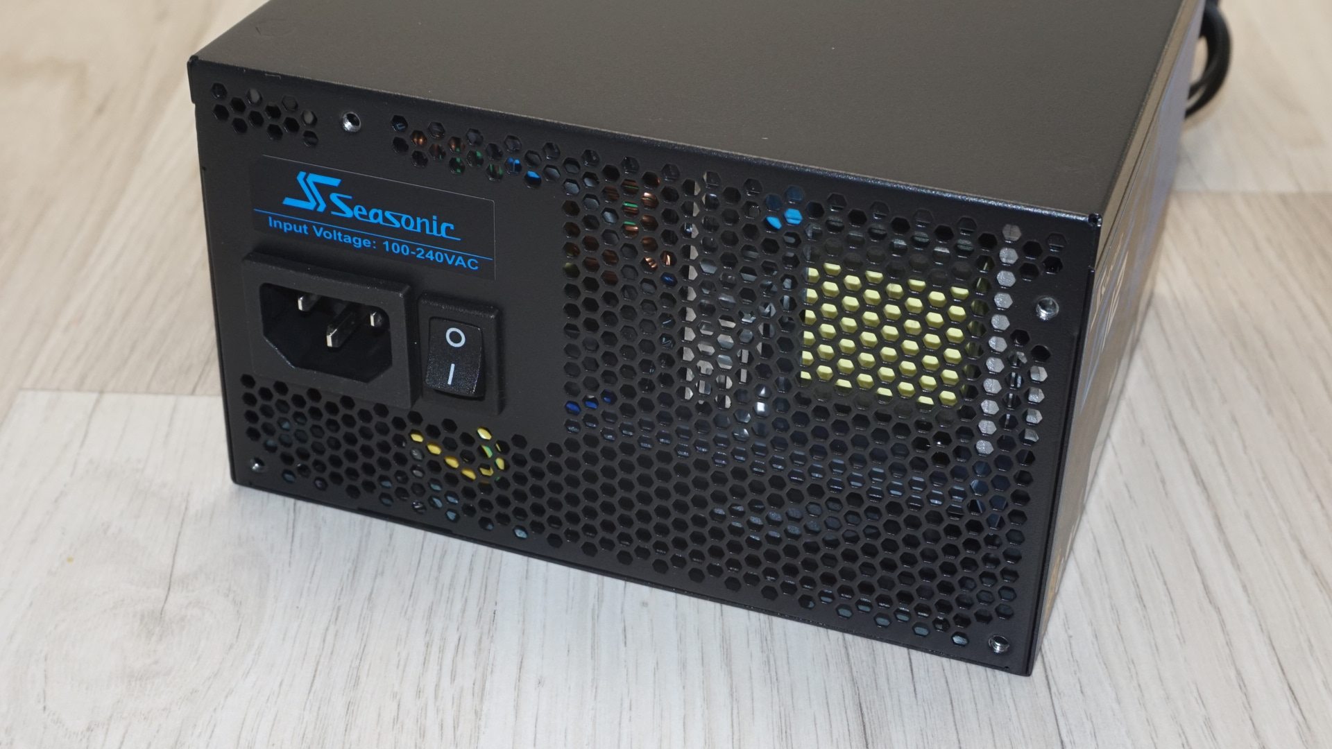 Обзор блока питания Seasonic G12 GC-750 мощностью 750 Вт картинка Блок питания Seasonic G12 GC-750 | DGL.RU