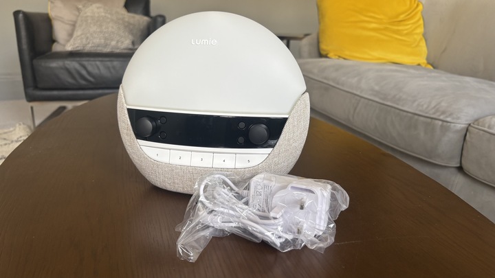 Обзор Lumie Bodyclock Luxe 700FM (2025): премиальный будильник для бодрого утра картинка Будильник Lumie Bodyclock Luxe 700FM | DGL.RU