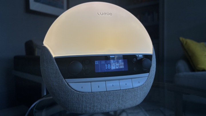 Обзор Lumie Bodyclock Luxe 700FM (2025): премиальный будильник для бодрого утра картинка Будильник Lumie Bodyclock Luxe 700FM | DGL.RU