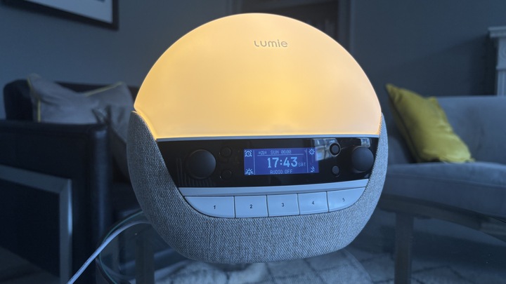 Обзор Lumie Bodyclock Luxe 700FM (2025): премиальный будильник для бодрого утра картинка Будильник Lumie Bodyclock Luxe 700FM | DGL.RU
