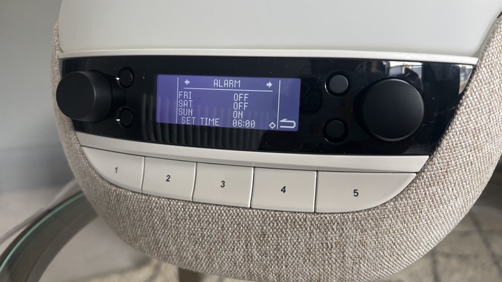 Обзор Lumie Bodyclock Luxe 700FM (2025): премиальный будильник для бодрого утра картинка Будильник Lumie Bodyclock Luxe 700FM | DGL.RU