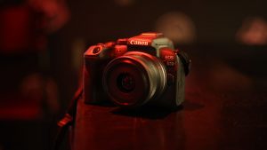 Canon EOS R10 снова ставит конкурентов в неудобное положение — свежие Sony для влогеров так и не смогли её сместить