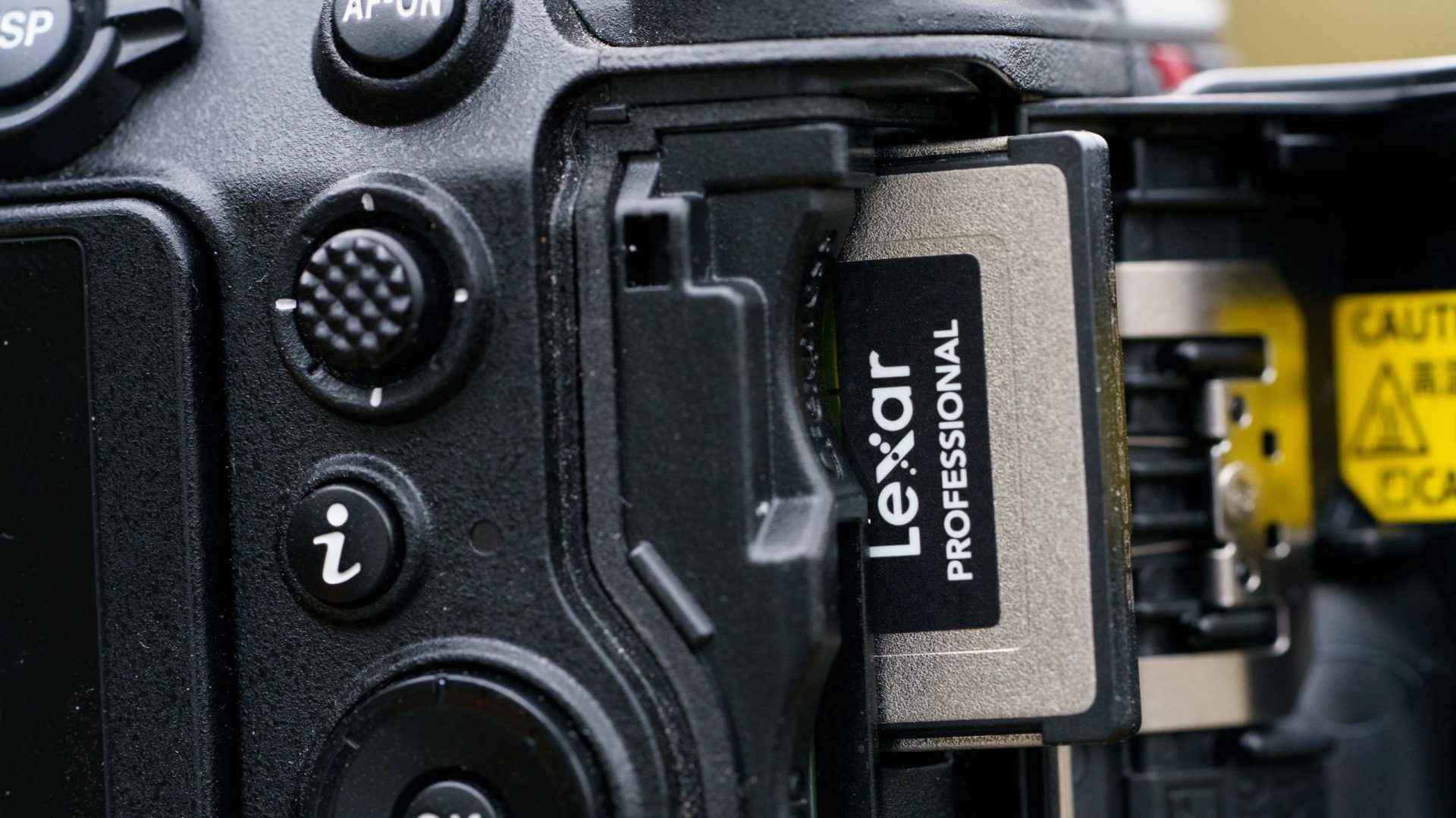 Обзор Lexar Professional CFexpress Type B Gold Series: запись 4K-видео без проблем картинка CFexpress Type B Gold Series: карта памяти | DGL.RU