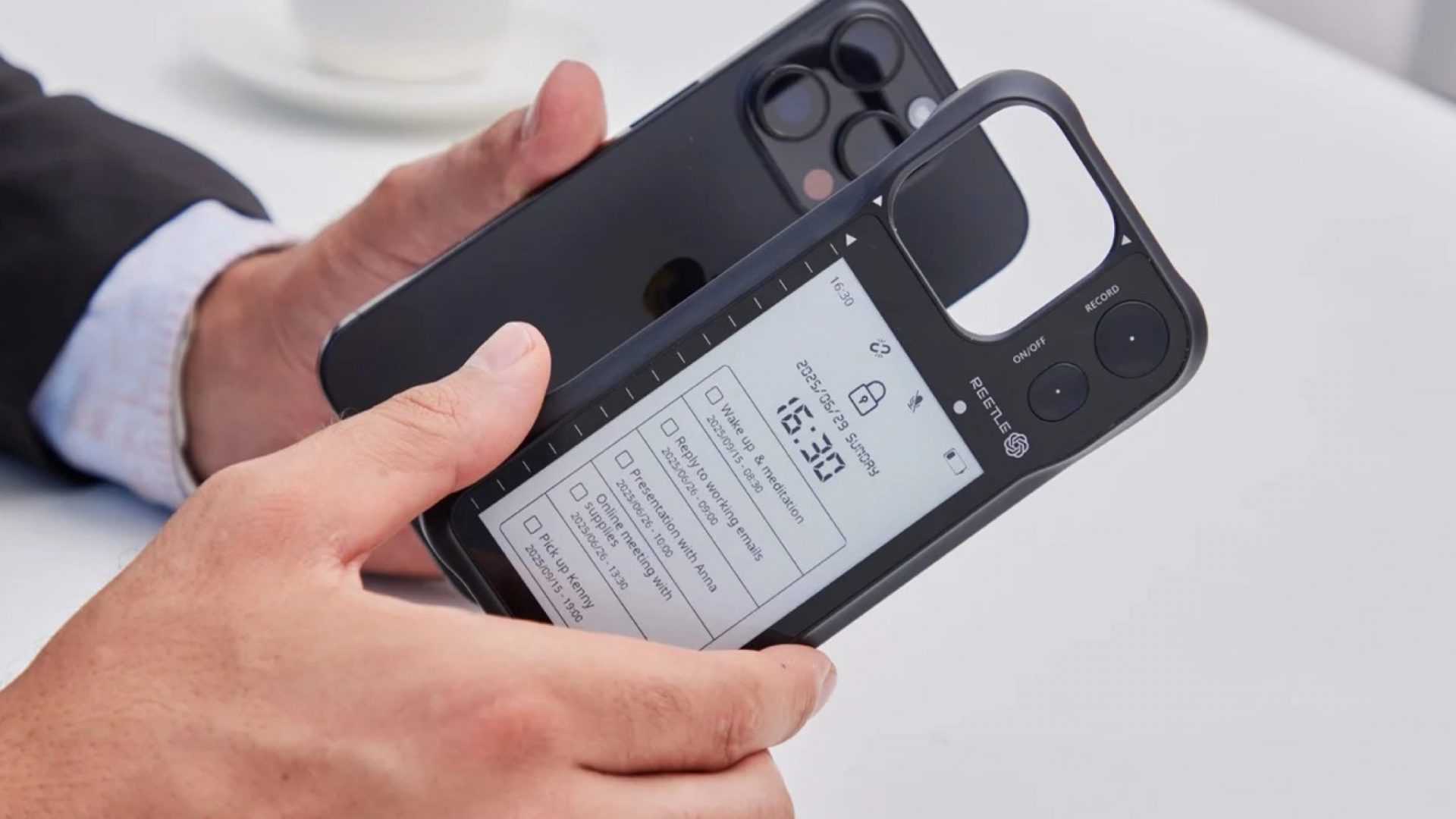 Чехол Reetle Smartlink I с E Ink дисплеем: странная идея с жадной подпиской внутри картинка Чехол Reetle Smartlink I: экран и диктофон | DGL.RU