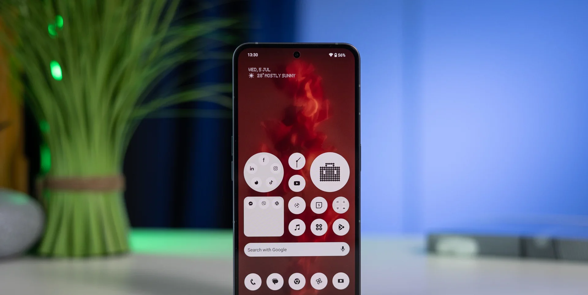 Черно-белое снова в моде: как Apple и Google подсмотрели главную фишку у Nothing картинка Смартфон Nothing Phone (2): мода на монохром | DGL.RU