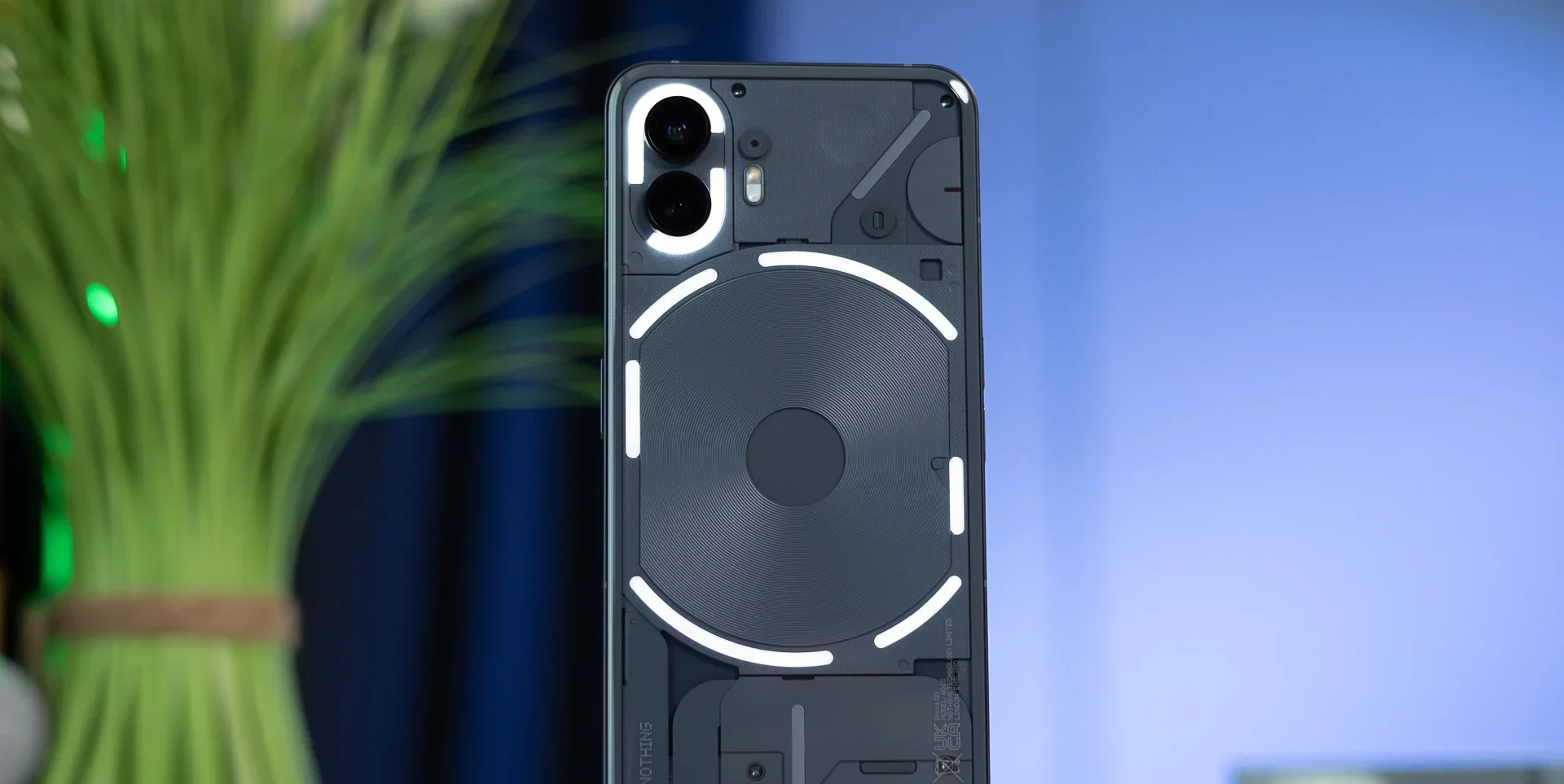 Черно-белое снова в моде: как Apple и Google подсмотрели главную фишку у Nothing картинка Смартфон Nothing Phone (2): мода на монохром | DGL.RU