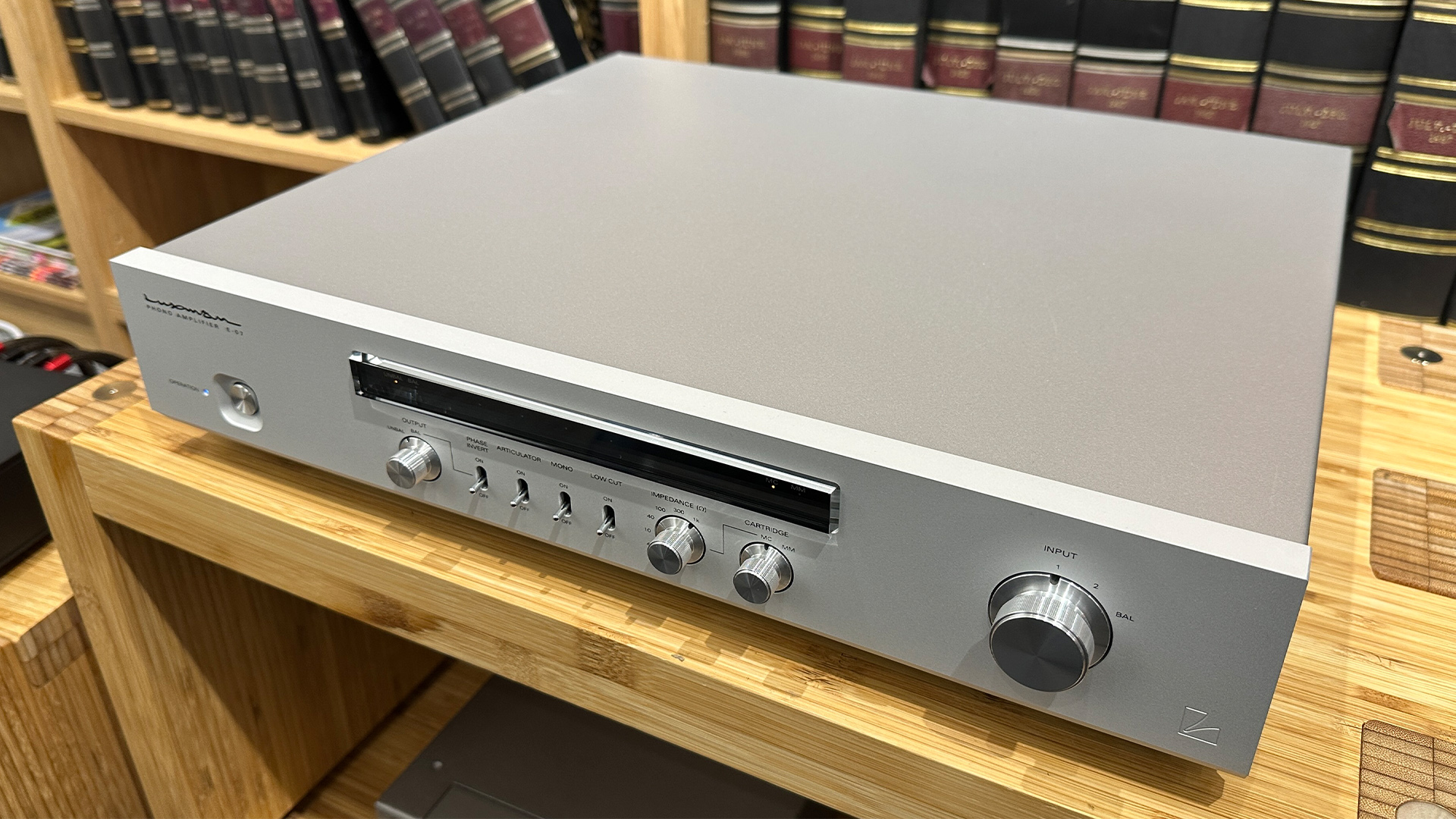 Фонокорректор Luxman E-07 с эталонным звуком | DGL.RU