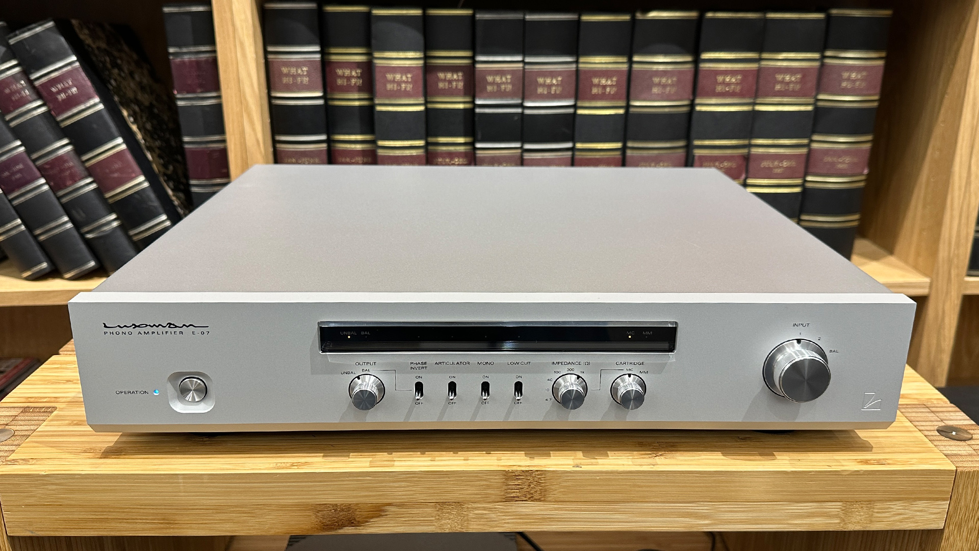Фонокорректор Luxman E-07 с эталонным звуком | DGL.RU