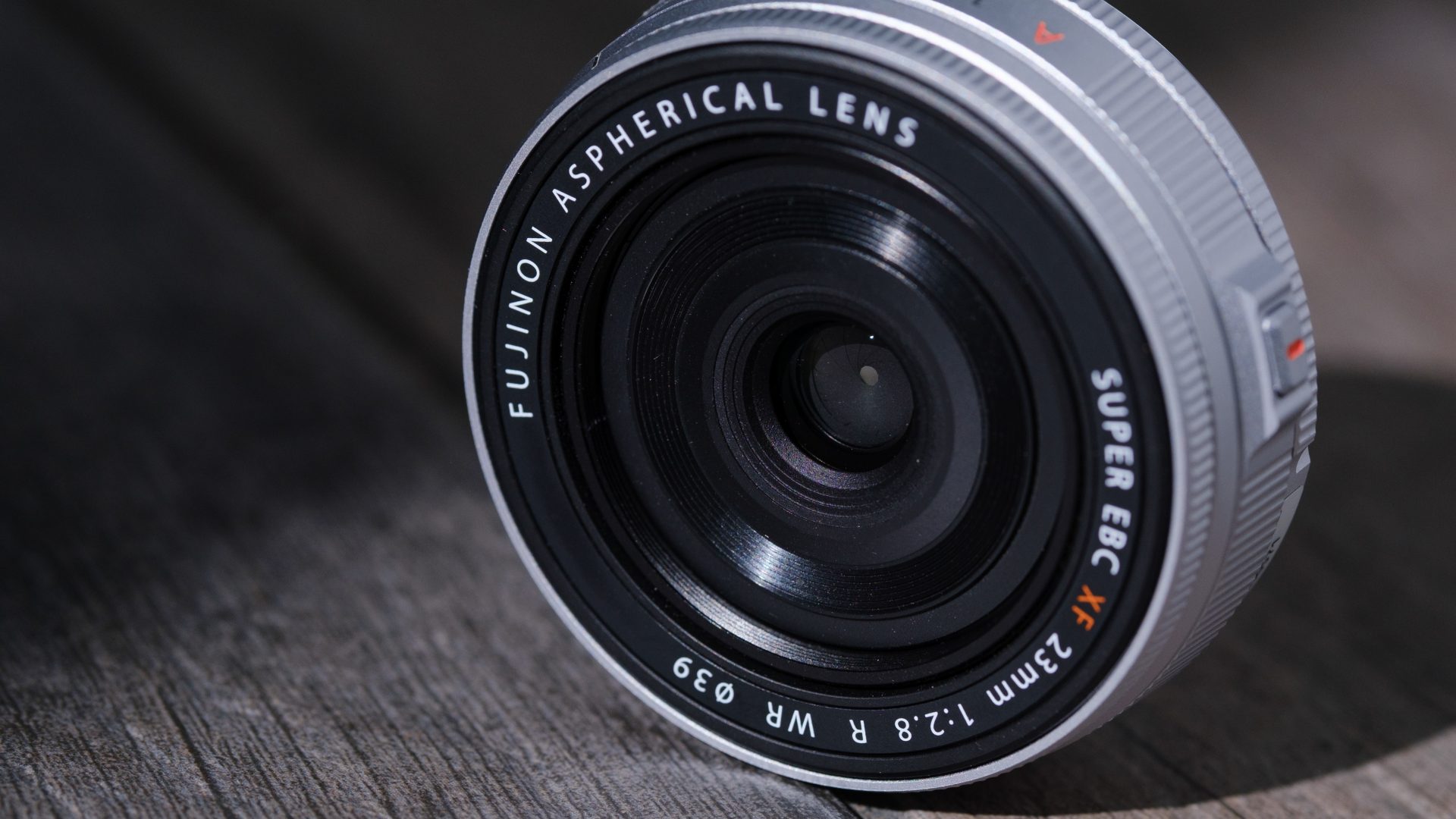 Обзор Fujifilm 23mm f/2.8 R WR: крошечный «блинчик» превращает беззеркальную камеру в компактную картинка Fujifilm 23mm f/2.8 R WR — компактный объектив | DGL.RU