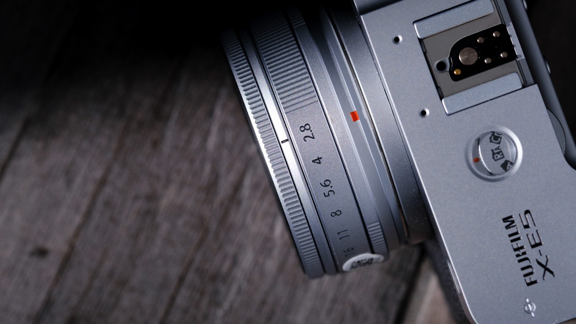 Обзор Fujifilm 23mm f/2.8 R WR: крошечный «блинчик» превращает беззеркальную камеру в компактную картинка Fujifilm 23mm f/2.8 R WR — компактный объектив | DGL.RU