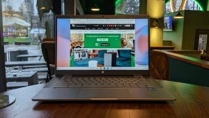 Обзор HP Chromebook Plus x360 — ноутбук с четкими цветами и детализацией