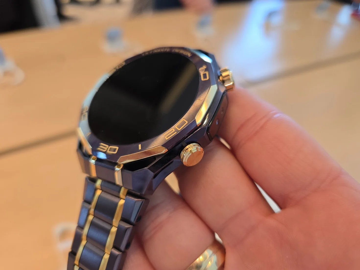Huawei Watch Ultimate Design Royal Gold: почему такой роскошный аксессуар вызывает вопросы картинка Huawei Watch Ultimate Design Royal Gold: почему такой роскошный аксессуар вызывает вопросы