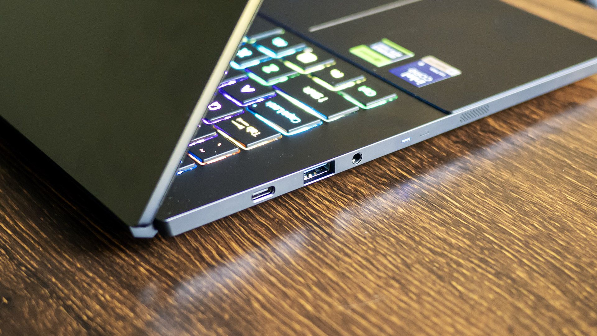 Обзор Acer Predator Triton 14 AI: ноутбук для креативных мобильных игр картинка Игровой ноутбук Acer Predator Triton 14 AI | DGL.RU