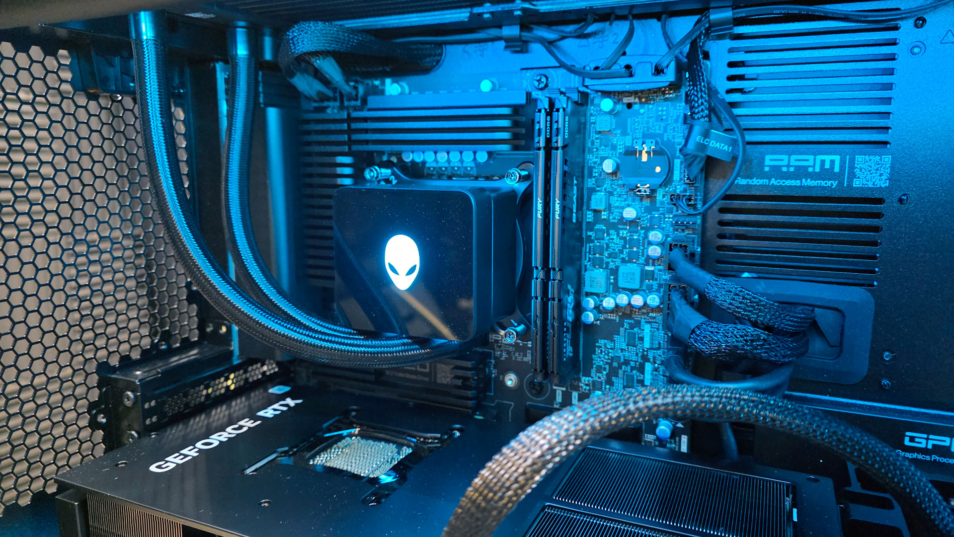 Обзор Alienware Area-51: массивный игровой корпус Dell теперь поддерживает процессоры Intel и AMD картинка Игровой ПК Alienware Area-51 с Intel и AMD | DGL.RU