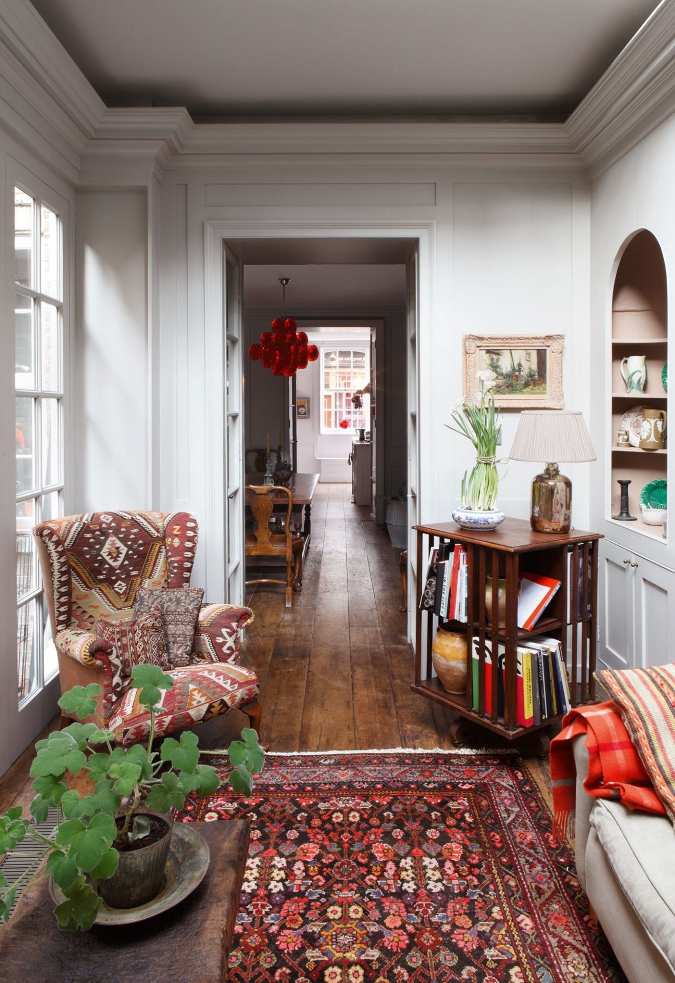 Ковер больше не под ногами: пять неожиданных идей для дома картинка Интерьер: как использовать старые ковры вне пола | DGL.RU