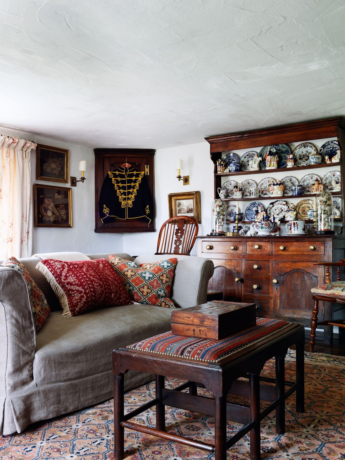 Ковер больше не под ногами: пять неожиданных идей для дома картинка Интерьер: как использовать старые ковры вне пола | DGL.RU