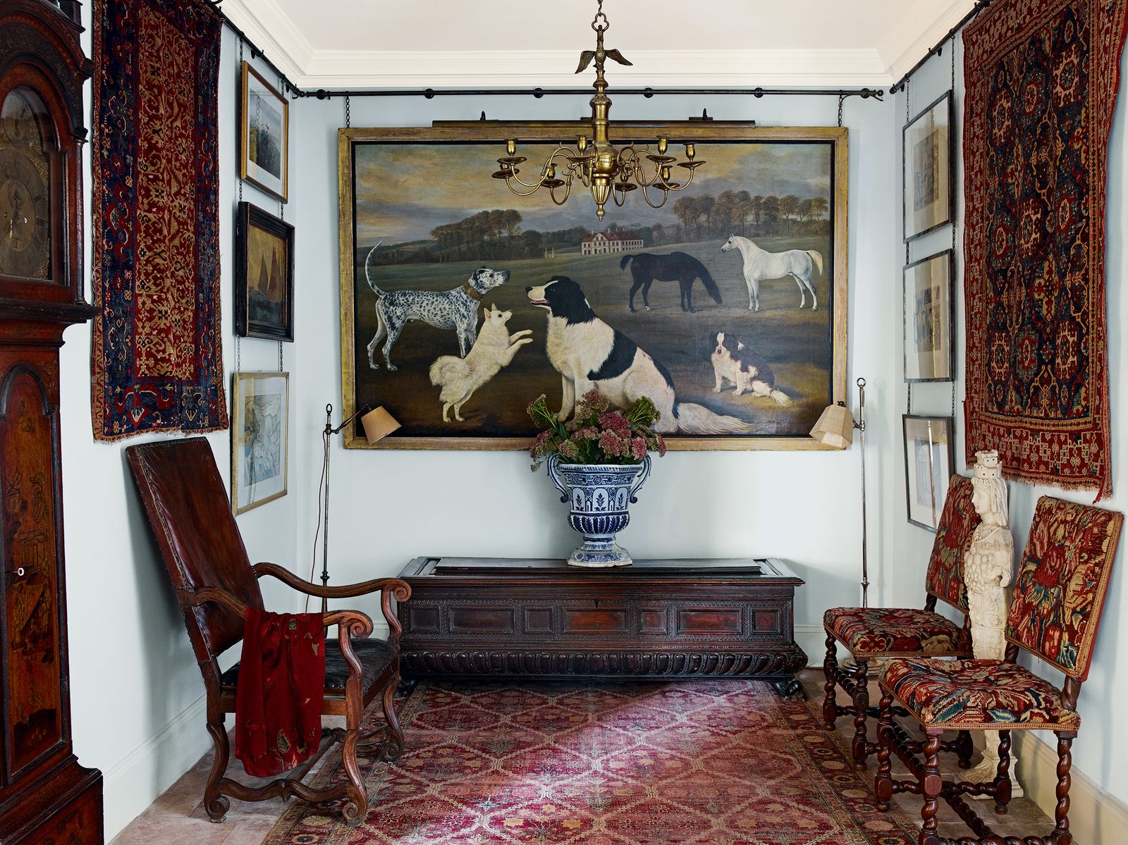 Ковер больше не под ногами: пять неожиданных идей для дома картинка Интерьер: как использовать старые ковры вне пола | DGL.RU