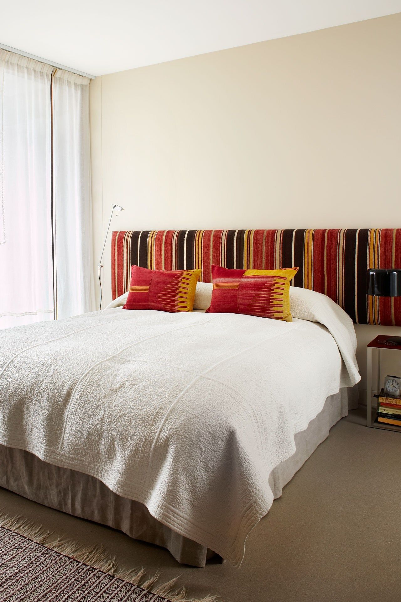 Ковер больше не под ногами: пять неожиданных идей для дома картинка Интерьер: как использовать старые ковры вне пола | DGL.RU