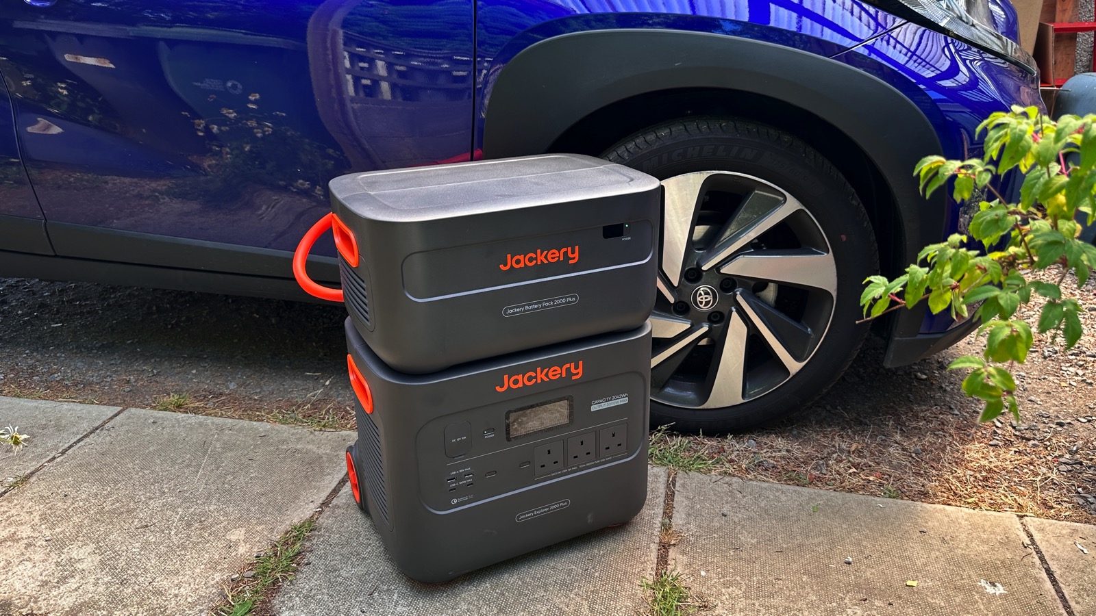 Jackery Explorer 2000 Plus обещает автономность на две недели — но одно решение здесь всё равно расстраивает