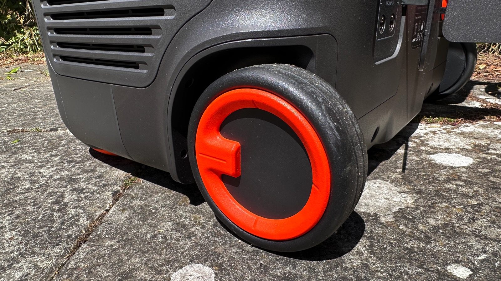 Jackery Explorer 2000 Plus обещает автономность на две недели — но одно решение здесь всё равно расстраивает картинка Jackery Explorer 2000 Plus обещает автономность на две недели — но одно решение здесь всё равно расстраивает