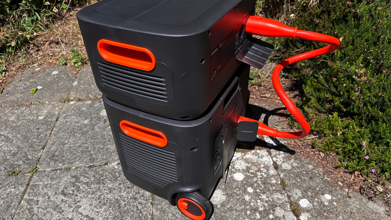 Jackery Explorer 2000 Plus обещает автономность на две недели — но одно решение здесь всё равно расстраивает картинка Jackery Explorer 2000 Plus обещает автономность на две недели — но одно решение здесь всё равно расстраивает