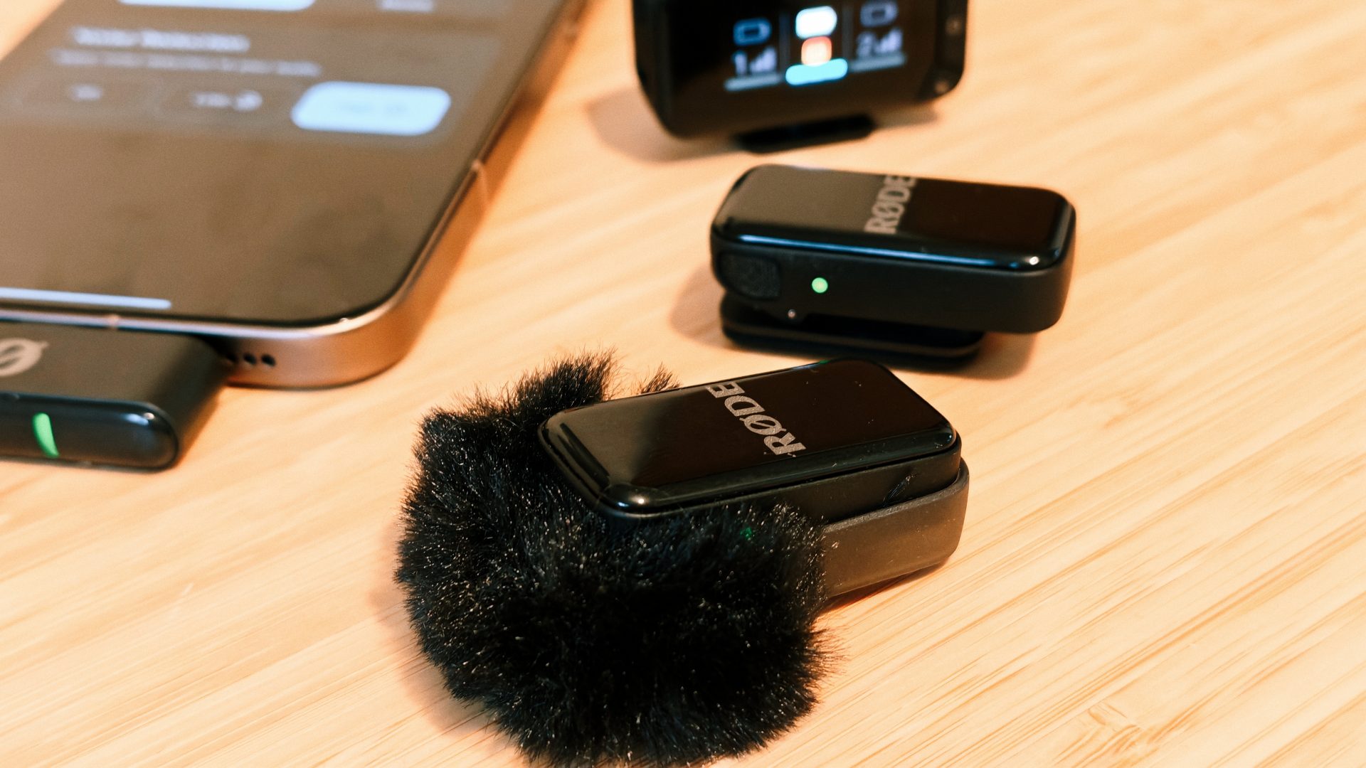 Обзор RØDE: вывел создание контента на новый уровень картинка Комплект микрокамеры RØDE Wireless Micro | DGL.RU