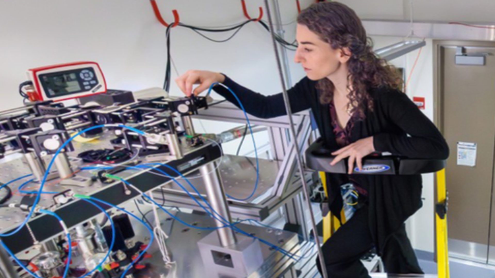 Эрбиевые молекулы создают квантовые кубиты прямо для сетей на оптоволокне