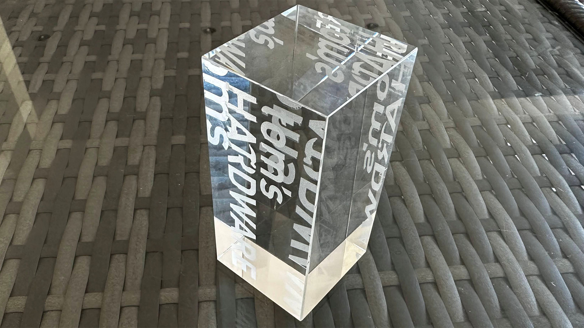 Обзор ComMarker Omni X: усовершенствованный 5-ваттный УФ-лазерный резак и гравер картинка Лазер ComMarker Omni X: закрытая конструкция, LiDAR