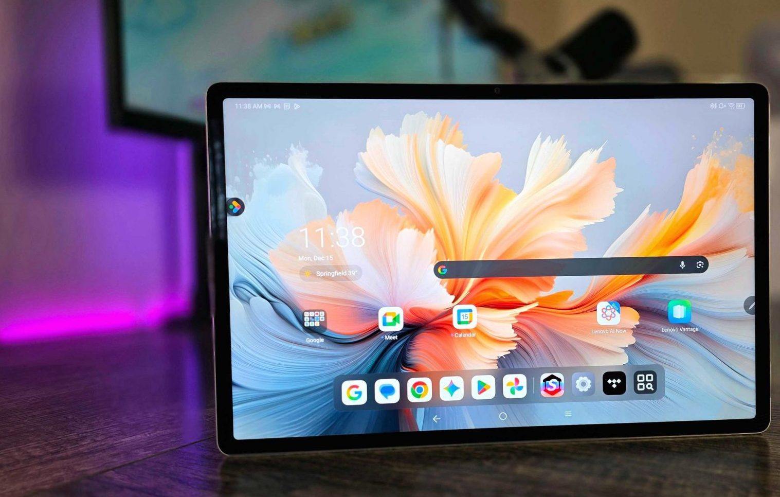 557671Lenovo Yoga Tab Plus — не убийца iPad, но занимает свою нишу