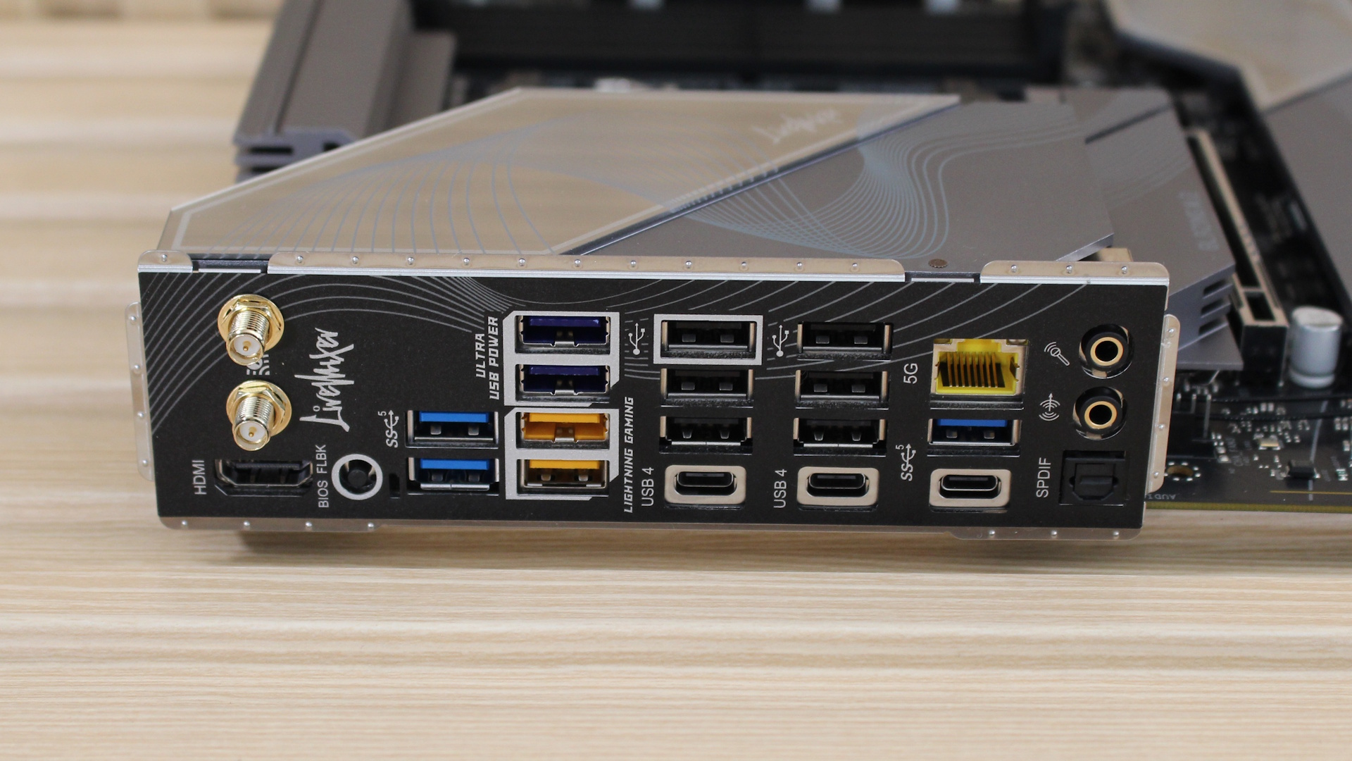 Обзор материнской платы ASRock X8-70 LiveMixer Wifi: широкие возможности для контентмейкеров картинка Материнская плата ASRock X870 LiveMixer Wi-Fi | DGL.RU