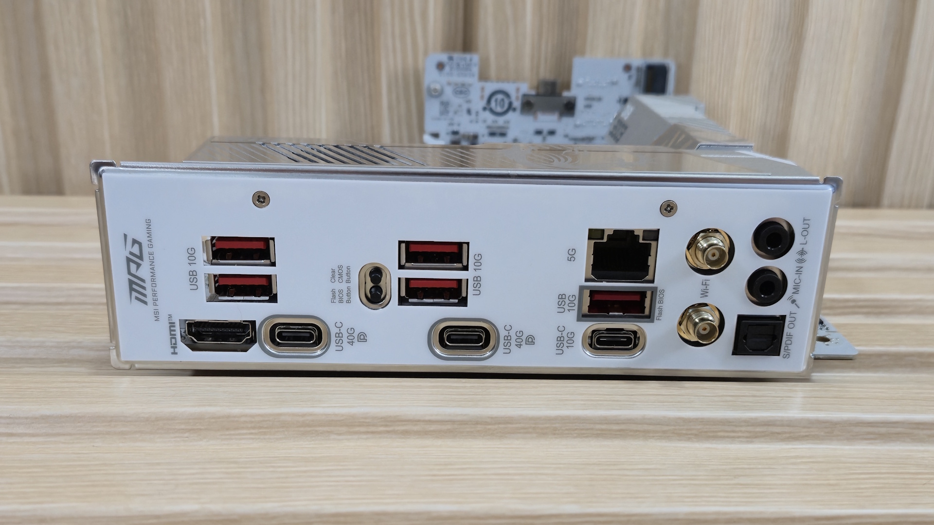 Обзор материнской платы MSI MPG X870I Edge Ti Evo Wifi: три слота M.2 и невероятно быстрая память картинка Материнская плата MSI MPG X870I Edge Ti Evo Wifi | DGL.RU