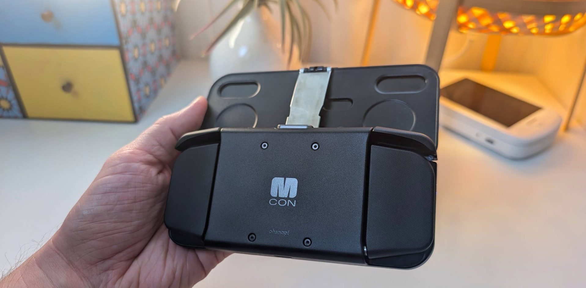 Обзор MCON — первый по-настоящему мобильный контроллер картинка Мобильный контроллер MCON: универсальный | DGL.RU