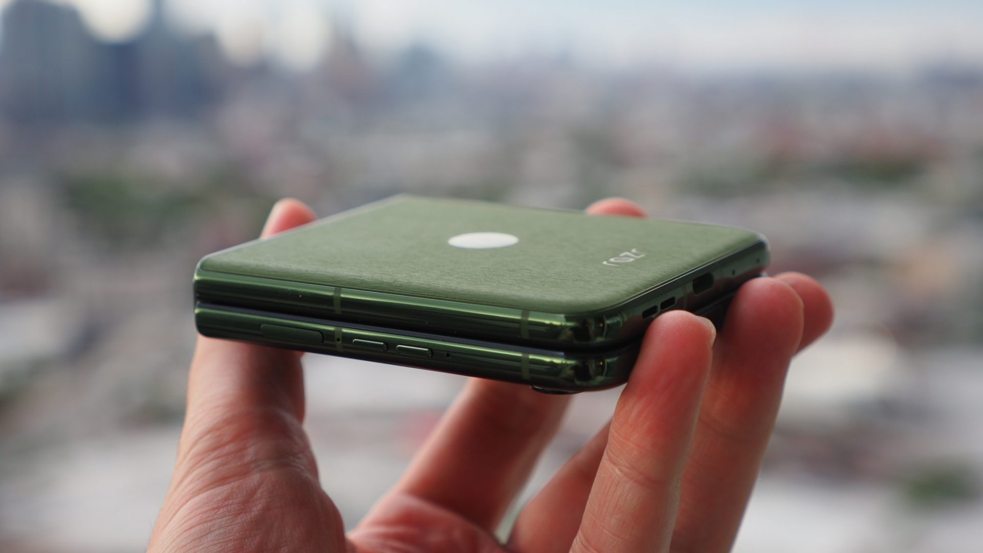 Motorola совершает ошибку. Новый Razr станет копией Galaxy Z Fold, и это плохая идея картинка Новый Motorola Razr станет копией Fold: слухи | DGL.RU