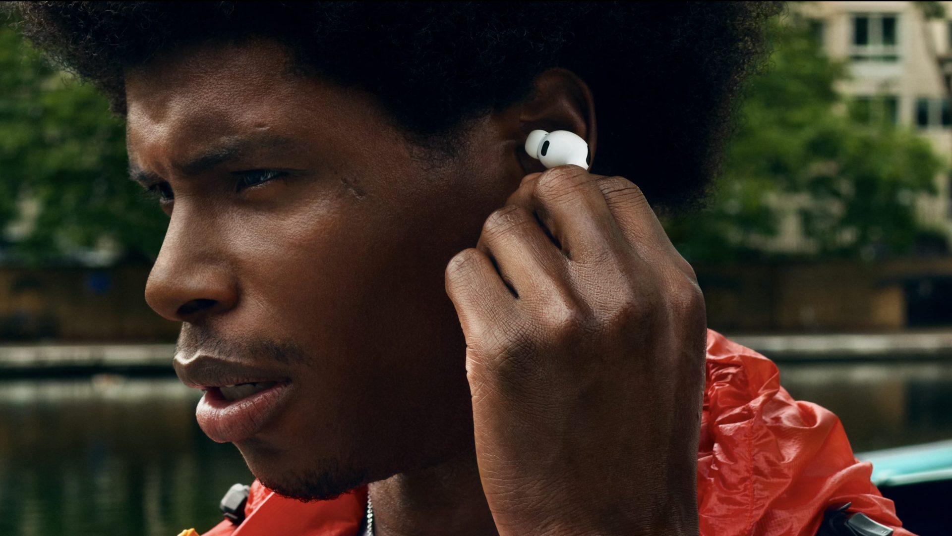 Apple превратила фантастику в реальность с AirPods картинка Наушники AirPods с мгновенным переводом | DGL.RU