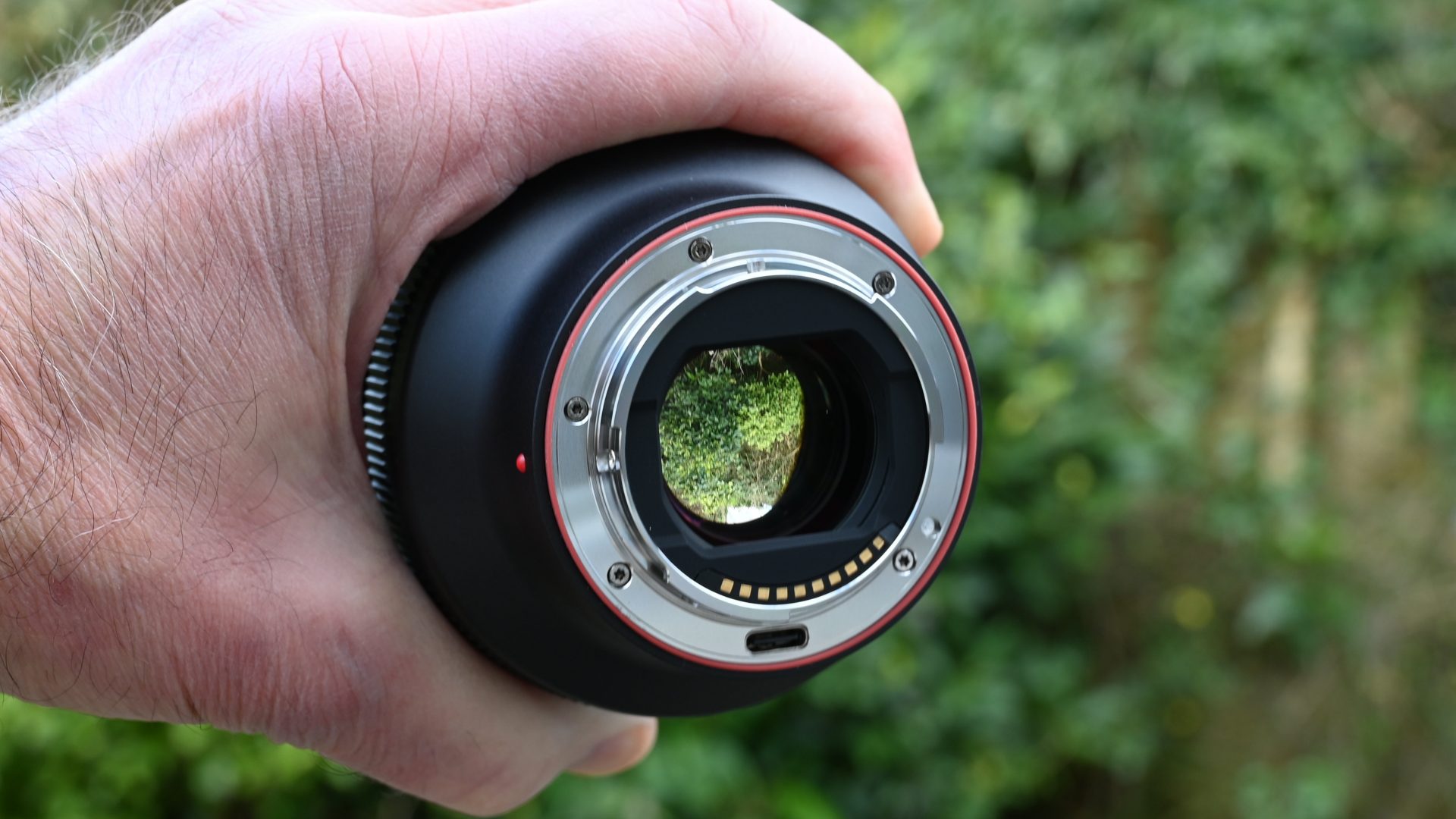 Обзор объектива Viltrox AF 35mm f/1.2: Viltrox создала нечто сверхбыстрое картинка Объектив Viltrox AF 35mm f/1.2 Lab бросает вызов | DGL.RU