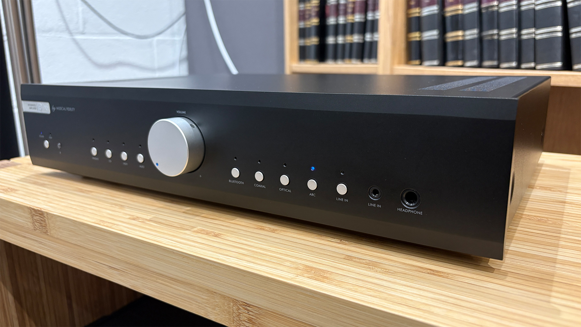 Обзор усилителя Musical Fidelity B1xi: мощный звук картинка Обзор Musical Fidelity B1xi — Hi-Fi усилитель | DGL.RU
