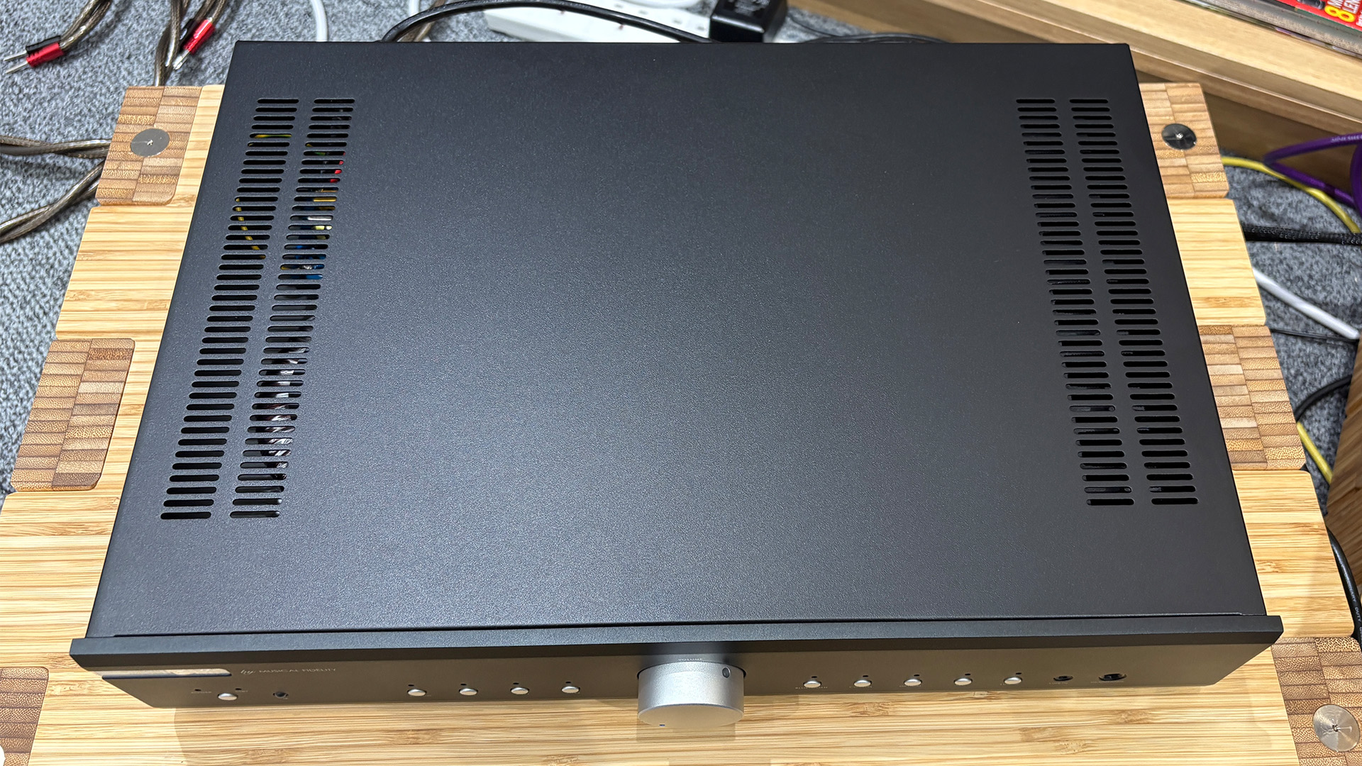 Обзор усилителя Musical Fidelity B1xi: мощный звук картинка Обзор Musical Fidelity B1xi — Hi-Fi усилитель | DGL.RU