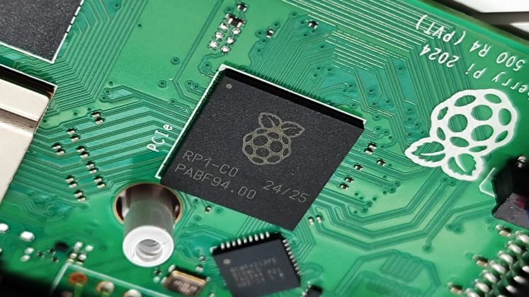 Одноплатный ПК Raspberry Pi 500+: механика, RGB и NVMe