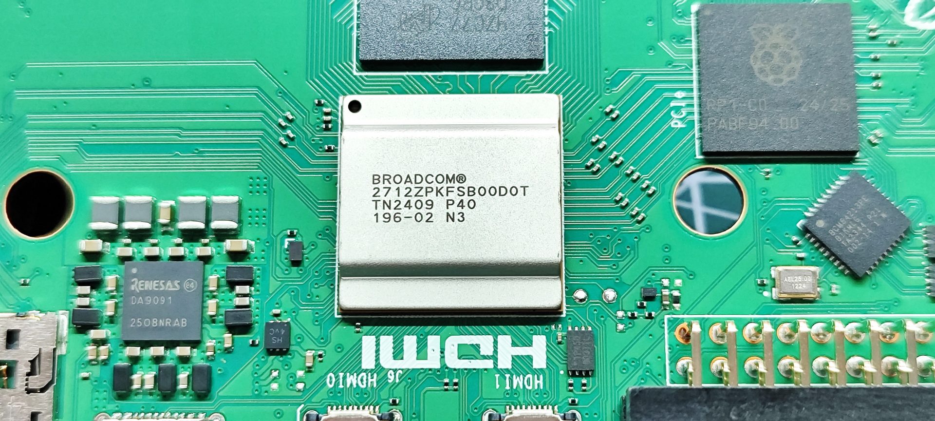 Одноплатный ПК Raspberry Pi 500+: механика, RGB и NVMe