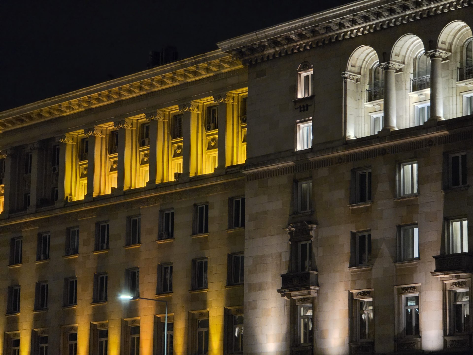 Google Pixel 10 Pro XL vs Samsung Galaxy S25 Ultra — сражение гигантов картинка Pixel 10 Pro XL vs Galaxy S25 Ultra: топ-флагманы | DGL.RU