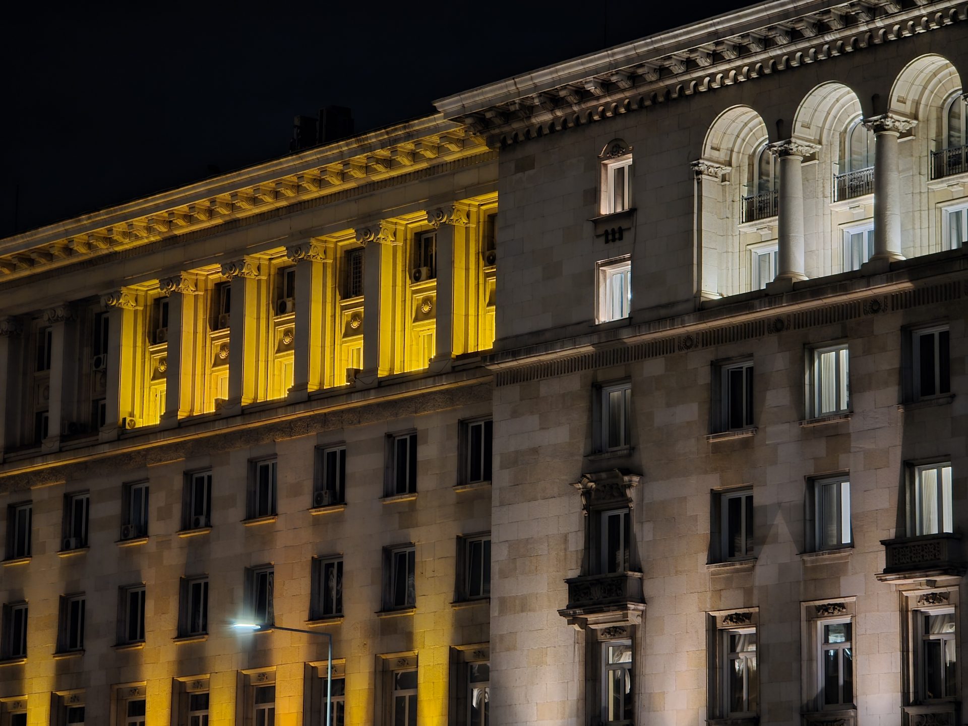 Google Pixel 10 Pro XL vs Samsung Galaxy S25 Ultra — сражение гигантов картинка Pixel 10 Pro XL vs Galaxy S25 Ultra: топ-флагманы | DGL.RU