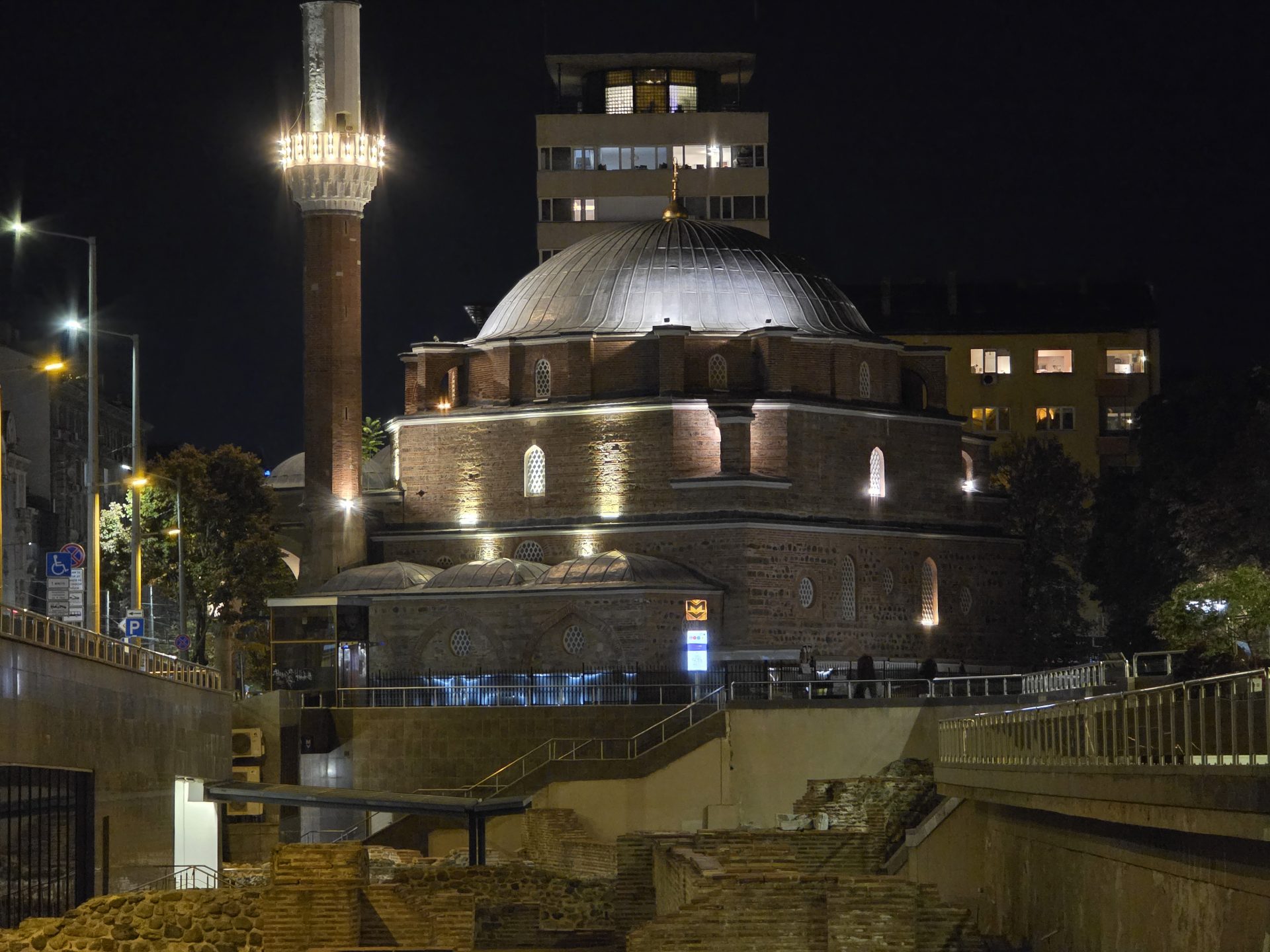 Google Pixel 10 Pro XL vs Samsung Galaxy S25 Ultra — сражение гигантов картинка Pixel 10 Pro XL vs Galaxy S25 Ultra: топ-флагманы | DGL.RU