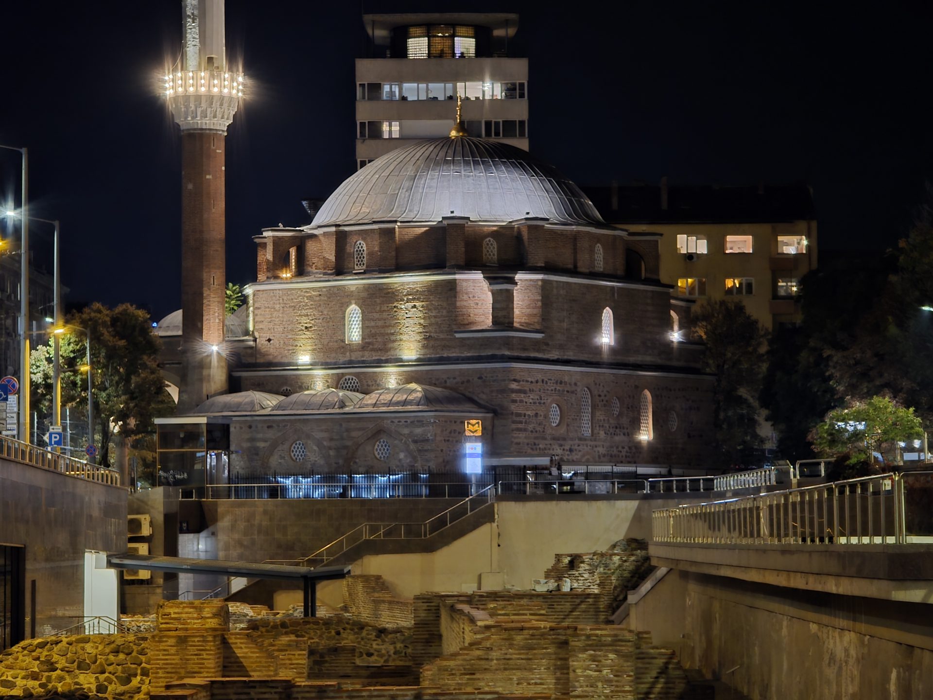 Google Pixel 10 Pro XL vs Samsung Galaxy S25 Ultra — сражение гигантов картинка Pixel 10 Pro XL vs Galaxy S25 Ultra: топ-флагманы | DGL.RU