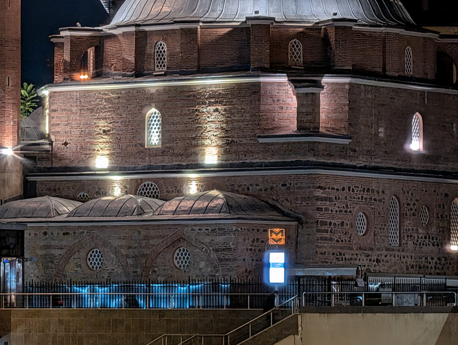 Google Pixel 10 Pro XL vs Samsung Galaxy S25 Ultra — сражение гигантов картинка Pixel 10 Pro XL vs Galaxy S25 Ultra: топ-флагманы | DGL.RU